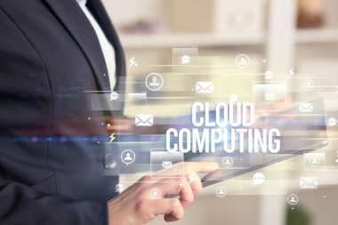 Bir tabletin yakın plan araması CLOUD yazıt, modern teknoloji konsepti