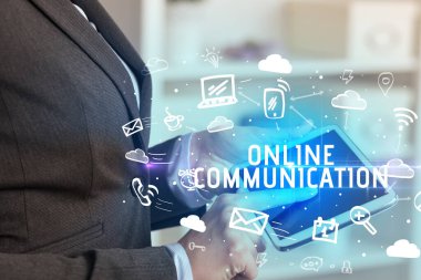 ONline KONMUNİKASYONU İLE Sosyal Ağı Kullanan Bir Kişinin Yakın Çekimi