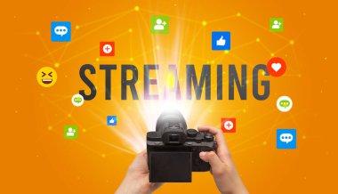 STREAMING yazıtları, sosyal medya içeriği kavramı ile sosyal medya içeriğini yakalamak için kamera kullanmak