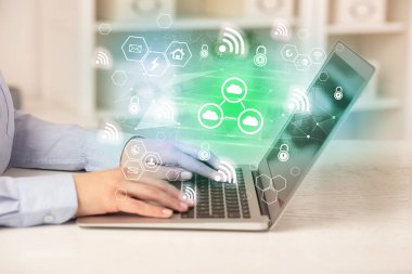 Eller dizüstü bilgisayarda bulut ağı simgeleriyle çalışıyor, modern teknoloji kavramı