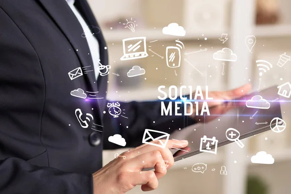 Close Uma Pessoa Usando Redes Sociais Com Inscrição Media Social — Fotografia de Stock