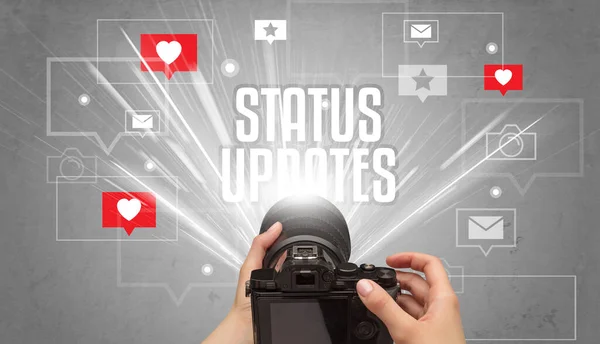 Nahaufnahme Einer Hand Beim Fotografieren Mit Status Updates Aufschrift Social — Stockfoto