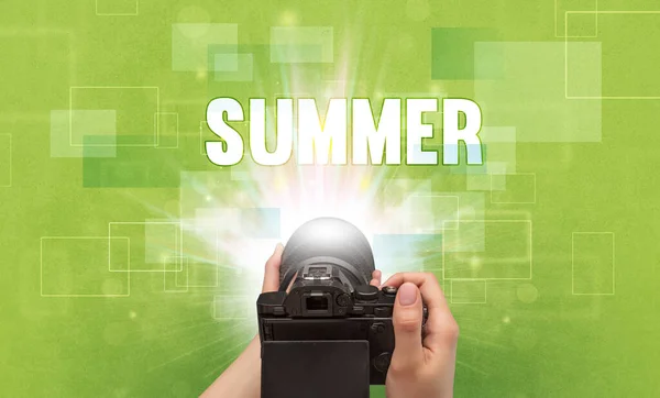 Nahaufnahme Einer Hand Haltenden Digitalkamera Mit Sommer Beschriftung Reisekonzept — Stockfoto