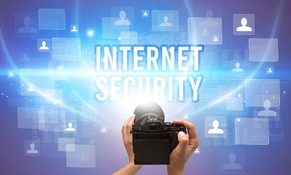 Närbild Handhållen Kamera Med Internet Security Inskription Videoövervakningskoncept — Stockfoto