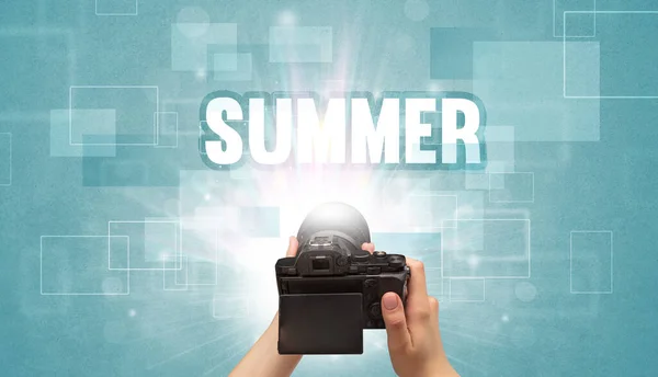 Närbild Hand Som Håller Digitalkamera Med Summer Inskription Resekoncept — Stockfoto