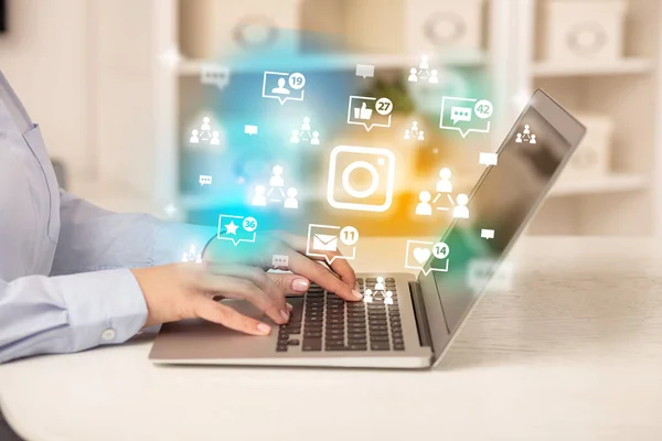 Jovem Surfando Laptop Com Ícones Câmera Conceito Mídia Social — Fotografia de Stock