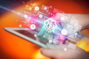 Bulut simgelerinde bitcoin içeren tablet kullanan bir elin yakın çekimi, dijital para birimi kavramı