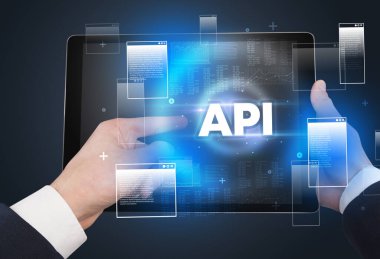 API kısaltması, modern teknoloji konsepti olan el ele tutuşma tabletinin yakın çekimi