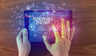 Yenilenebilir Enerji yazıtlı, yenilikçi teknoloji kavramına sahip bir tabletin yakın çekimi