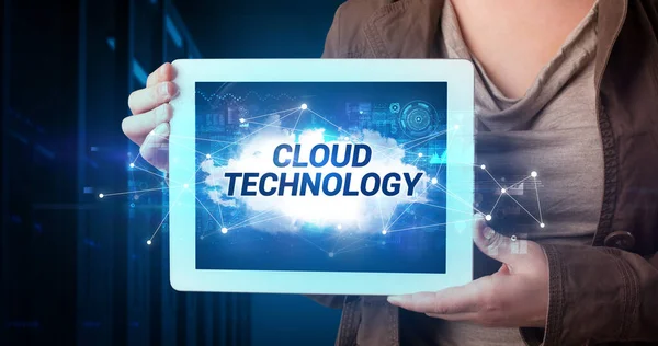 Młoda Osoba Pracująca Tablecie Pokazująca Napis Cloud Technology — Zdjęcie stockowe