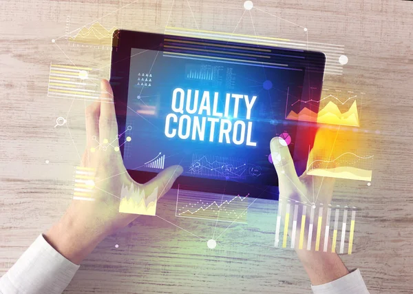 Detailní Záběr Rukou Držících Tablet Nápisem Quality Control Moderní Obchodní — Stock fotografie