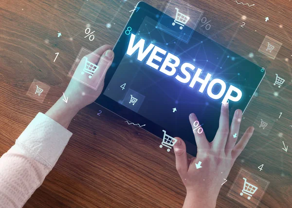 Close Van Een Handtablet Met Webshop Inscriptie Online Shopping Concept — Stockfoto