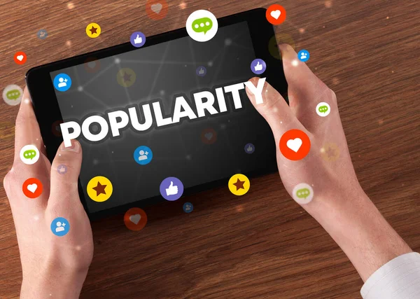 Close Van Een Touchscreen Met Popularity Inscriptie Social Networking Concept — Stockfoto