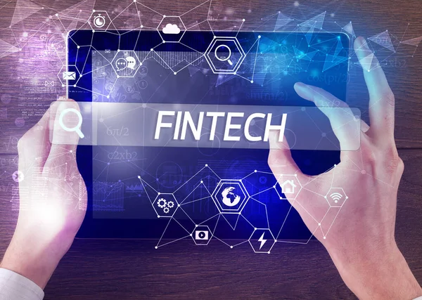 Bir tabletin yakın plan araması FINTECH yazıtları, yüksek teknoloji bilgisayar kavramı