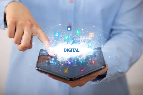 ビジネスマンは デジタル碑文 技術の概念と折り畳み式のスマートフォンを保持 — ストック写真
