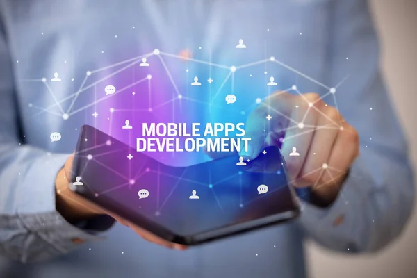 Επιχειρηματίας Κρατώντας Ένα Αναδιπλούμενο Smartphone Την Επιγραφή Mobile Apps Development — Φωτογραφία Αρχείου