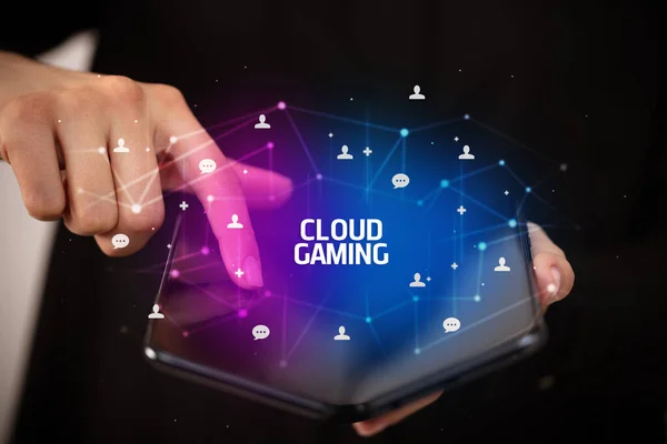 Affärsman Som Håller Vikbar Smartphone Med Cloud Gaming Inskription Teknik — Stockfoto