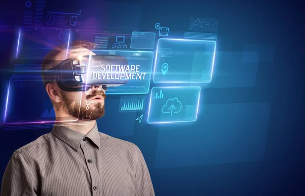 Empresário Olhando Através Óculos Realidade Virtual Com Inscrição Software Desenvolvimento — Fotografia de Stock