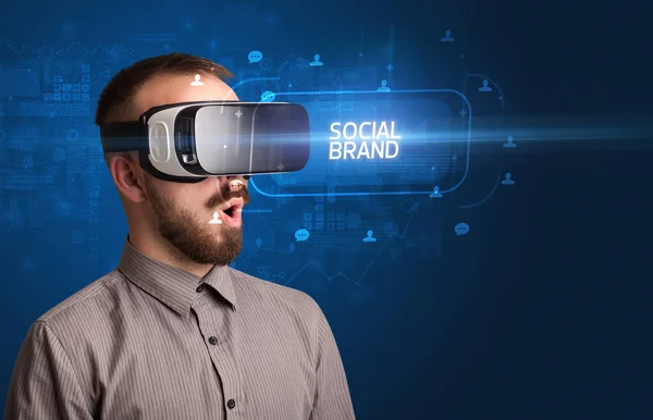 ソーシャルブランドの碑文 ソーシャルネットワークの概念を持つ仮想現実のメガネを見てビジネスマン — ストック写真
