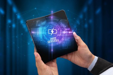 Üzerinde BIOTECH yazıtları olan katlanabilir bir akıllı telefon tutan bir işadamı, yeni teknoloji konsepti weB SERVERS