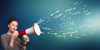 Genç kız oyuncak mağazası yazısıyla megafonla bağırıyor, alışveriş konsepti