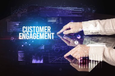 İşadamı CUSTOMER ENGAGEMENT yazıtları, siber iş konsepti ile büyük ekrana dokunuyor
