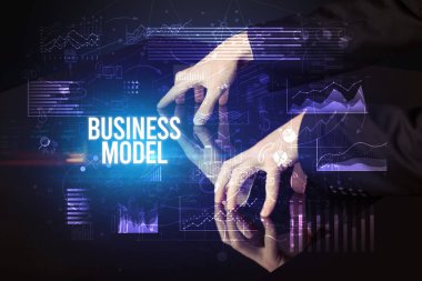 İş adamı büyük ekrana BÜYÜK MODEL yazısıyla dokunuyor, siber iş konsepti