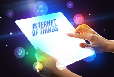 Nesnelerin interneti, yazıtlar, yeni teknoloji konsepti ile fütürist tablet tutmak