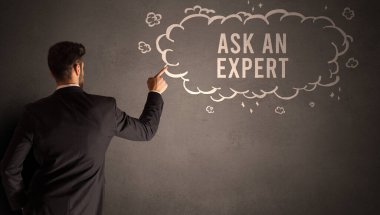 İş adamı, içinde Ask An Expert yazıtı olan bir bulut çiziyor, modern iş konsepti.
