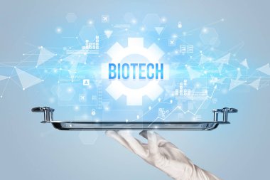 BIOTECH yazıtları ile yeni teknoloji konsepti sunan garson