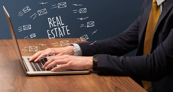 Podnikatel Pracující Notebooku Nápisem Real Estate Online Nákupní Koncept — Stock fotografie