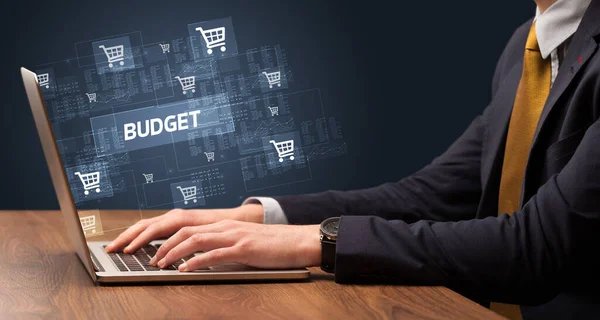 Geschäftsmann Arbeitet Laptop Mit Budgetbeschriftung Online Shopping Konzept — Stockfoto