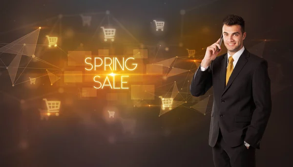 ショッピングカートのアイコンと春の販売の碑文を持つビジネスマン オンラインショッピングコンセプト — ストック写真
