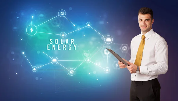 Biznesmen Przed Ikonami Usług Chmurze Napisem Solar Energy Koncepcja Nowoczesnej — Zdjęcie stockowe