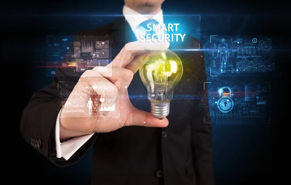 Бизнесмен Держит Лампочку Надписью Smart Security Концепция Онлайн Безопасности — стоковое фото