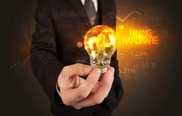 Επιχειρηματίας Κρατώντας Λαμπτήρα Επιγραφή Mining Hardware Επιχειρηματική Έννοια Της Τεχνολογίας — Φωτογραφία Αρχείου