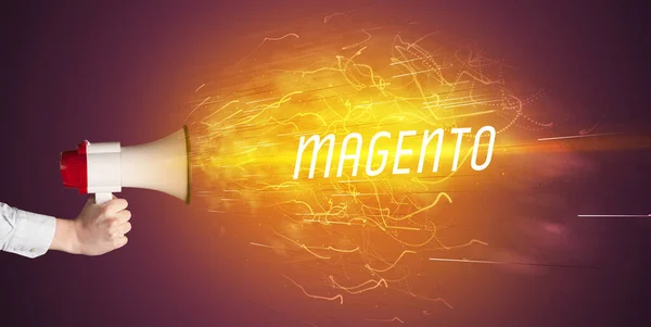 Jonge Girld Schreeuwend Megafoon Met Magento Inscriptie Online Shopping Concept — Stockfoto