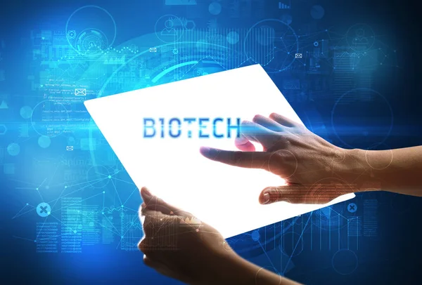 BIOTECH yazıtlı el işi fütüristik tablet, yeni teknoloji kavramı