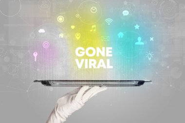 GONE VIRAL yazıtları ile sosyal ağ hizmeti veren garson, yeni medya kavramı