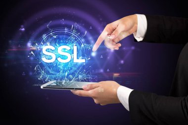 SSL kısaltmalı bir dokunmatik ekrana yakın çekim, modern teknoloji kavramı