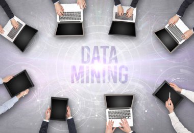 DATA MINING kavramına sahip bir dizüstü bilgisayarın önünde bir grup insan, web güvenlik kavramı