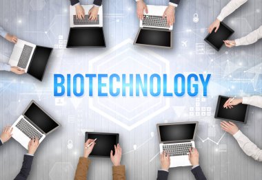 BIOTECHNOLOGY yazıtları, modern teknoloji konsepti olan bir ofiste çalışan meşgul insanlar grubu