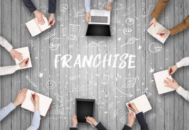 FRANCHISE yazıtları ve ortak çalışma konseptiyle birlikte çalışan bir grup iş adamı