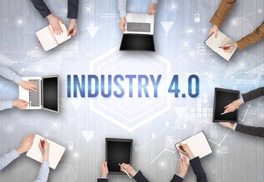 INDUSTRY 4.0 yazıtlı, modern teknoloji kavramına sahip bir ofiste çalışan meşgul insanlar grubu