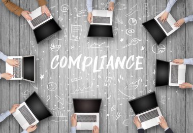 Ofiste çalışan bir grup iş adamı ile COMPLIANCE yazıtları, birlikte çalışma konsepti