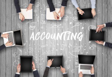 Ofiste çalışan bir grup iş adamı muhasebe yazıtları, ortak çalışma kavramı ile birlikte çalışıyor.