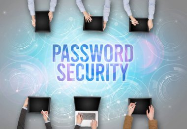 PASSWORD GÜVENLİK içgüdü, web güvenlik kavramı olan bir dizüstü bilgisayarın önünde bir grup insan