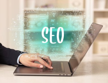 SEO kısaltması, modern teknoloji konsepti ile yeni modern bilgisayarlar üzerinde çalışıyoruz.