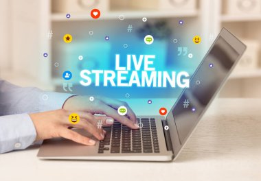 LIVE STREAMING yazıt, Sosyal medya kavramına sahip dizüstü bilgisayar kullanan serbest çalışan kadın