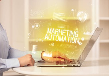 MARKETING AUTOMATION yazıtları, modern iş konsepti ile birlikte çalışan bir iş adamının yan görüntüsü